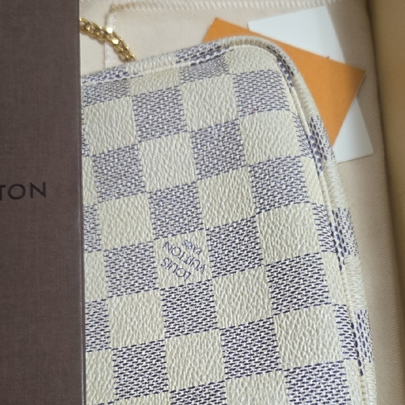 Louis Vuitton Cream and Bleu Clutch with Signature Style - Picture 11 of 15